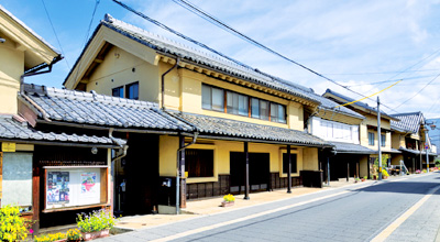 蔵づくりの建物が数多く残る須坂市