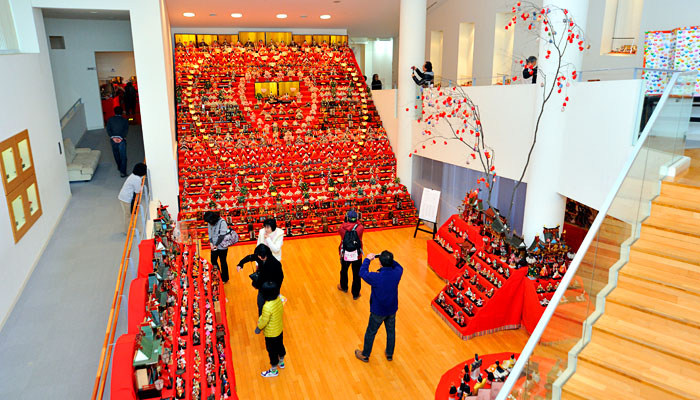 世界の民俗人形博物館 
三十段飾り千体の雛祭り