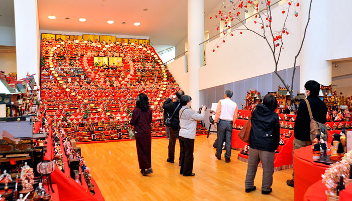 世界の民俗人形博物館 
三十段飾り千体の雛祭り