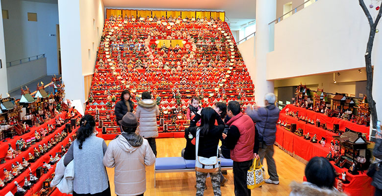 世界の民俗人形博物館　三十段飾り千体の雛祭り