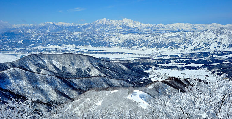 野沢温泉スキー場　毛無山の展望台から