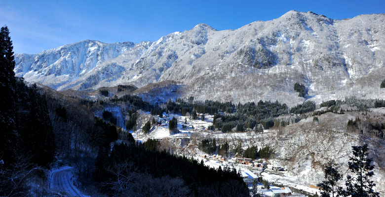 秋山郷、屋敷集落と鳥甲山