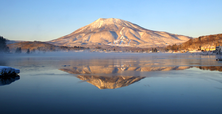 朝焼けの野尻湖,黒姫山