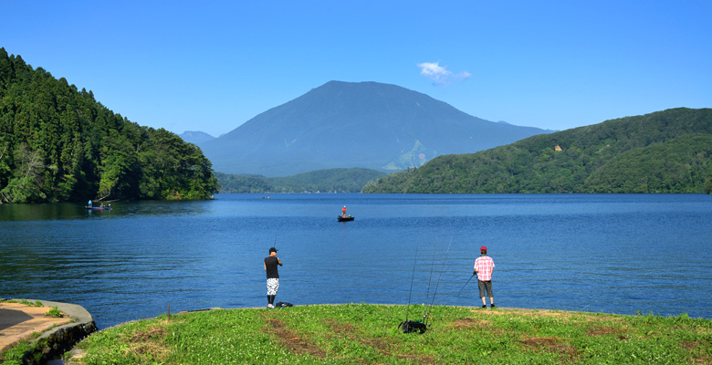 野尻湖でバス釣りを楽しむ