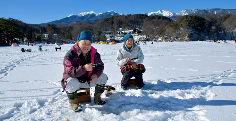 松原湖氷上のワカサギ釣り