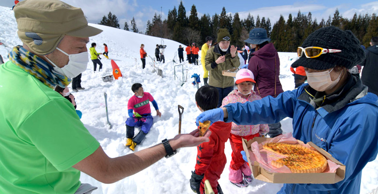 津南の雪下にんじん掘り競争