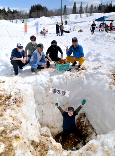 津南の雪下にんじん掘り競争