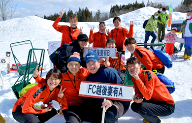 津南の雪下にんじん掘り競争